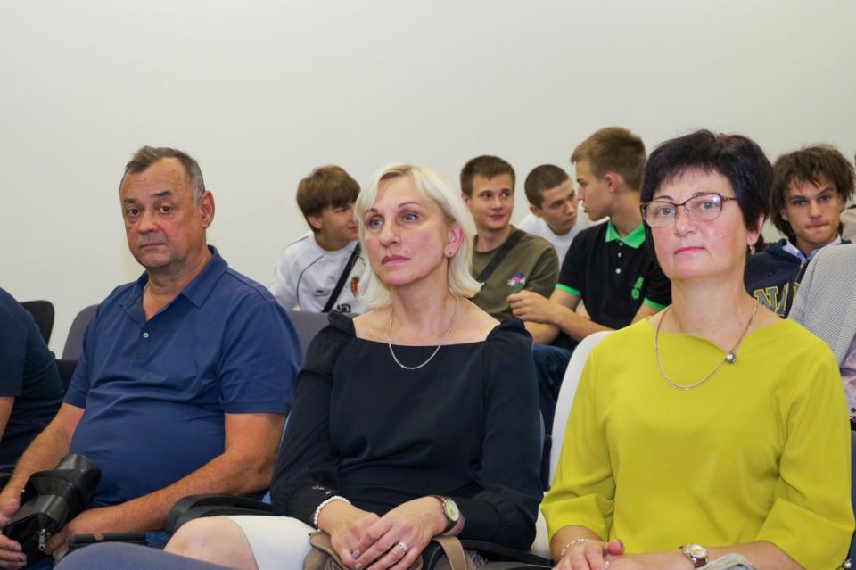 Денис Колесников поздравил машиностроителей республики с профессиональным праздником Денис Колесников поздравил машиностроителей республики с профессиональным праздником