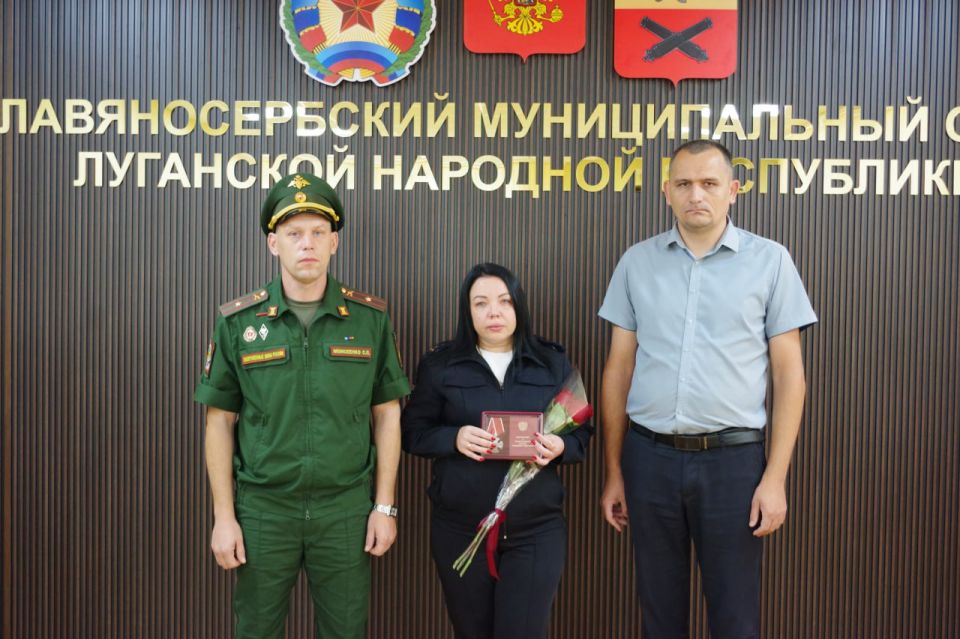 Вадим Евтушенко врип Главы администрации округа и военный комиссар военного комиссариата округа майор Сергей Моисеенко вручили ордена Мужества родственникам героически погибших участников специальной военной операции (СВО)... Вадим Евтушенко врип Главы администрации округа и военный комиссар военного комиссариата округа майор Сергей Моисеенко вручили ордена Мужества родственникам героически погибших участников специальной военной операции (СВО)...