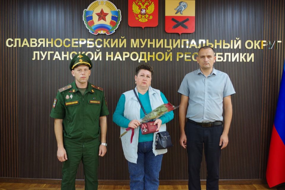 Вадим Евтушенко врип Главы администрации округа и военный комиссар военного комиссариата округа майор Сергей Моисеенко вручили ордена Мужества родственникам героически погибших участников специальной военной операции (СВО)... Вадим Евтушенко врип Главы администрации округа и военный комиссар военного комиссариата округа майор Сергей Моисеенко вручили ордена Мужества родственникам героически погибших участников специальной военной операции (СВО)...