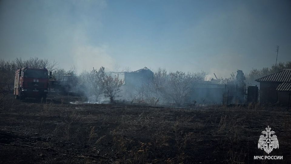 Спасатели МЧС России отстояли от огня жилые дома в Станично-Луганском м.о Спасатели МЧС России отстояли от огня жилые дома в Станично-Луганском м.о