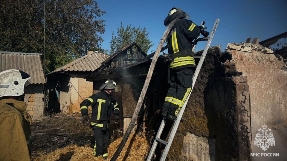 Спасатели МЧС России отстояли от огня жилые дома в Станично-Луганском м.о Спасатели МЧС России отстояли от огня жилые дома в Станично-Луганском м.о
