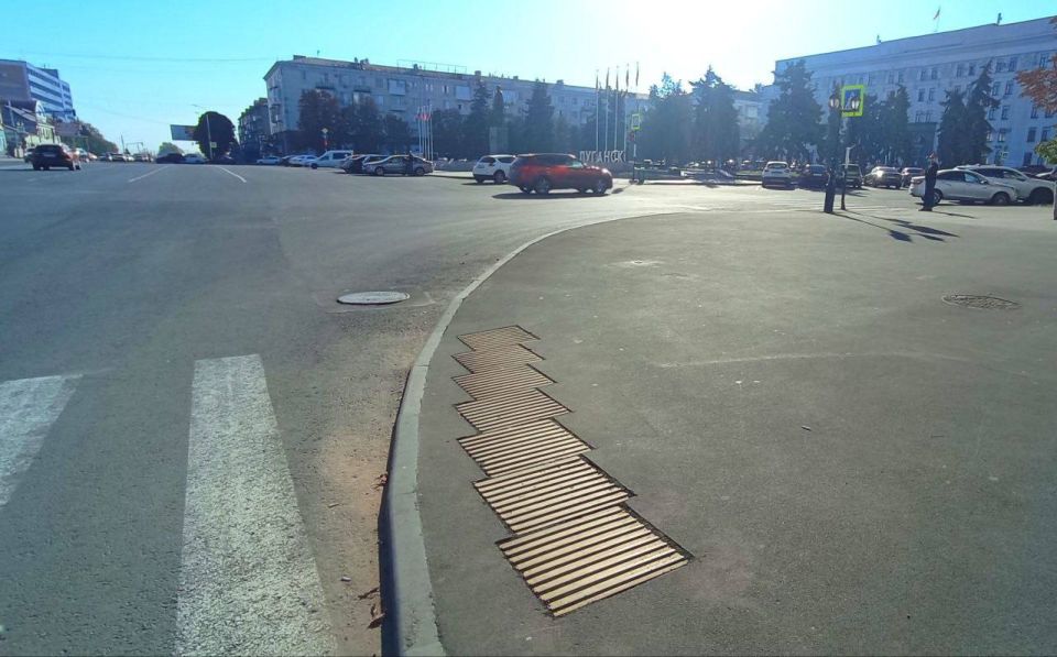 В Луганске установили тактильную плитку на пешеходных переходах В Луганске установили тактильную плитку на пешеходных переходах