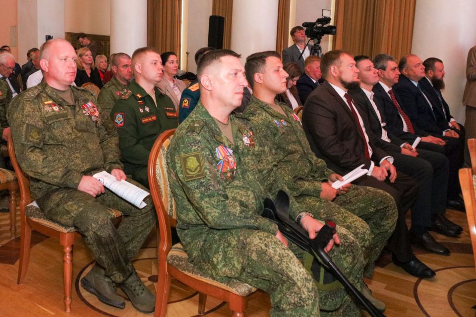 Денис Мирошниченко выступил с докладом на форуме «Интеграция Луганской Народной Республики: результаты и новые вызовы» Денис Мирошниченко выступил с докладом на форуме «Интеграция Луганской Народной Республики: результаты и новые вызовы»