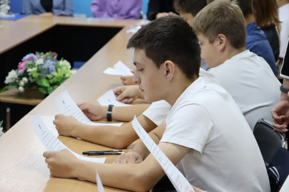 В Стаханове 14 юных жителей получили первые паспорта В Стаханове 14 юных жителей получили первые паспорта