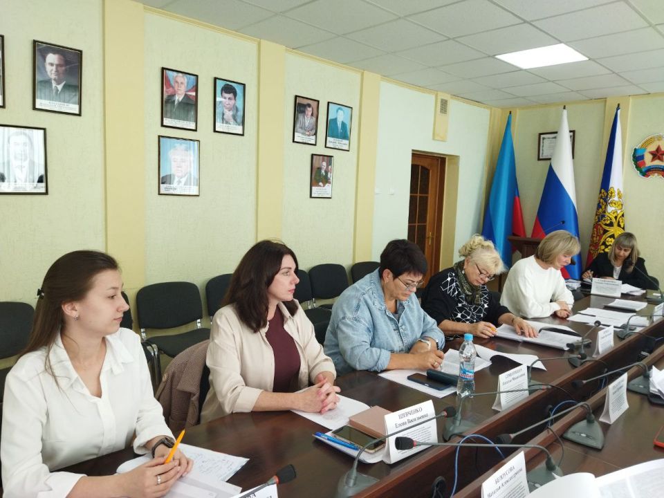 Сегодня в Администрации городского округа город Ровеньки состоялось заседание городской комиссии по делам несовершеннолетних и защите их прав Сегодня в Администрации городского округа город Ровеньки состоялось заседание городской комиссии по делам несовершеннолетних и защите их прав
