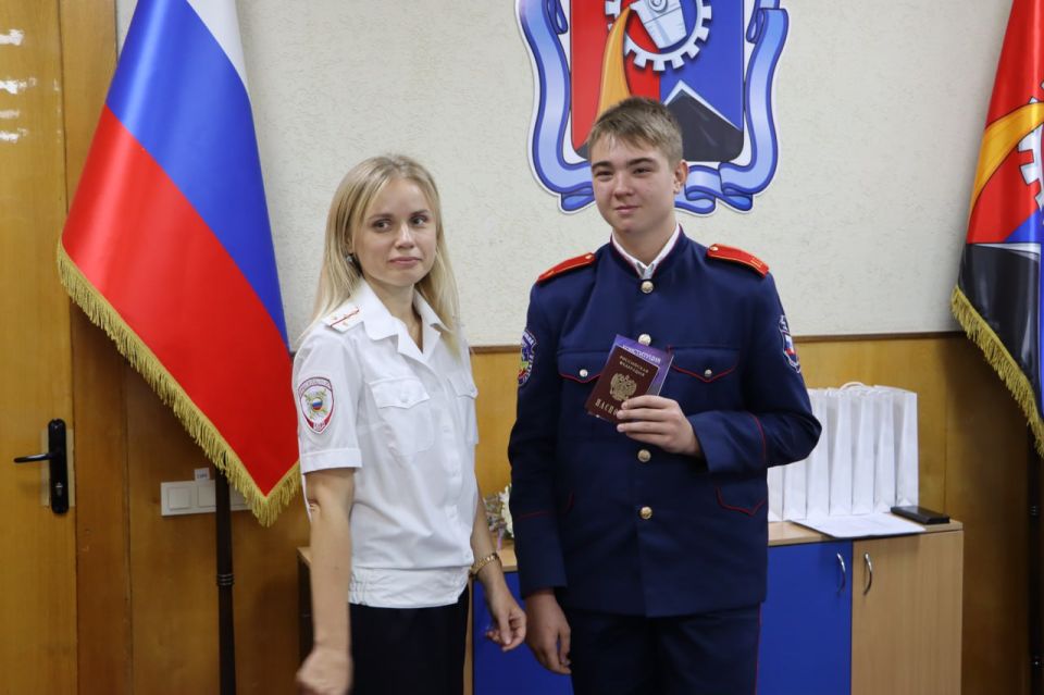 В Стаханове 14 юных жителей получили первые паспорта В Стаханове 14 юных жителей получили первые паспорта