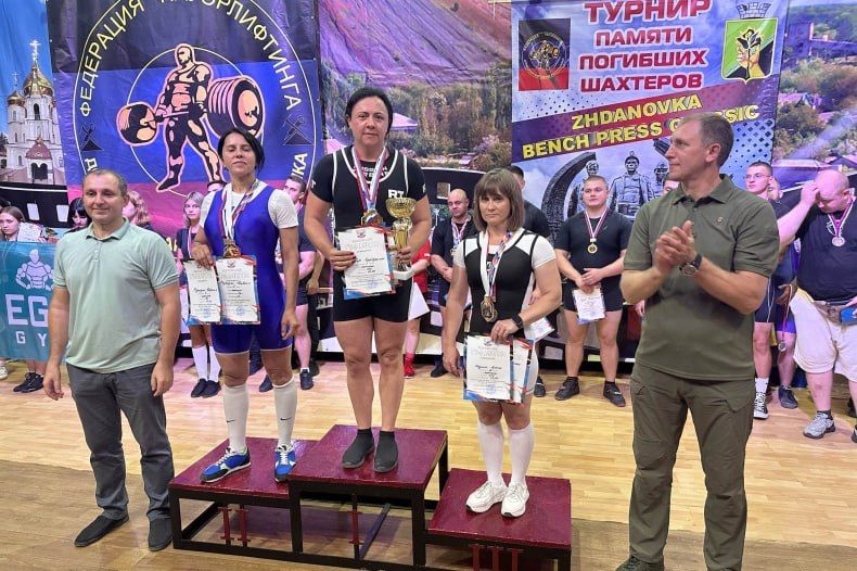 Женская команда ГБУ ЛНР «Спорткомплекс «Шахтер» победители турнира по жиму лежа в ДНР Женская команда ГБУ ЛНР «Спорткомплекс «Шахтер» победители турнира по жиму лежа в ДНР