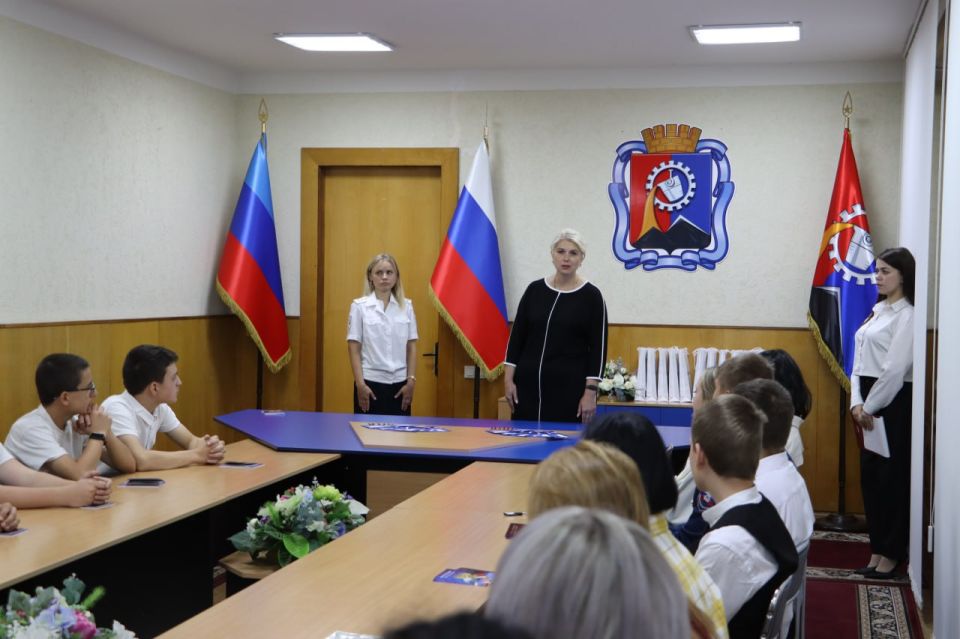В Стаханове 14 юных жителей получили первые паспорта В Стаханове 14 юных жителей получили первые паспорта