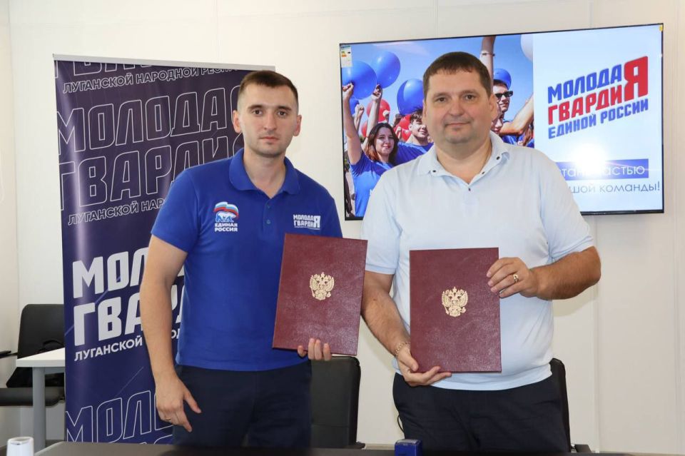 Работаем в Северодонецке!. Сегодня подписали соглашение о сотрудничестве между ЛРО ВОО «Молодая Гвардия Единой России» и Врио директора Северодонецкого технологического института Бородач Юлией, директором Северодонецкого... Работаем в Северодонецке!. Сегодня подписали соглашение о сотрудничестве между ЛРО ВОО «Молодая Гвардия Единой России» и Врио директора Северодонецкого технологического института Бородач Юлией, директором Северодонецкого...