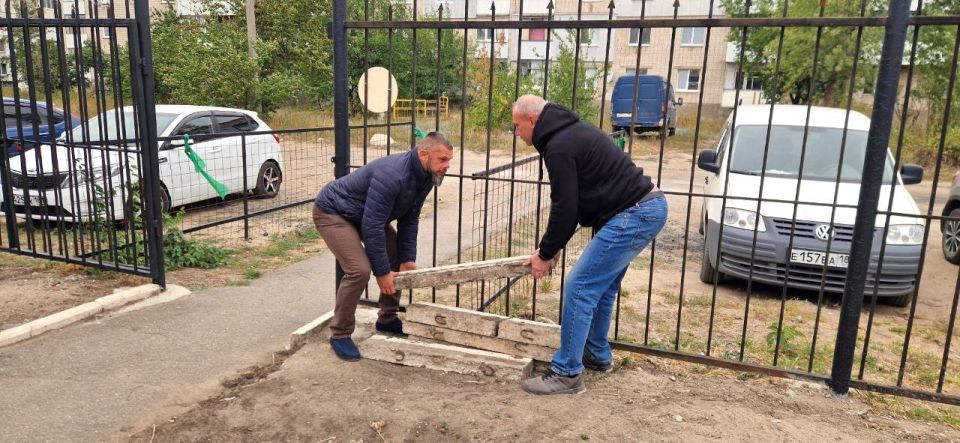 Коллектив МБУ ДО «Рубежанская спортивная школа» принял активное участие во всероссийском экологическом субботнике под названием «Зеленая Россия» Коллектив МБУ ДО «Рубежанская спортивная школа» принял активное участие во всероссийском экологическом субботнике под названием «Зеленая Россия»