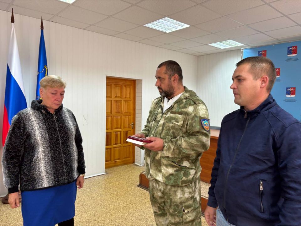 Альберт Зинченко: Сегодня в Администрации начальник отдела чрезвычайных ситуаций, гражданской обороны, мобилизационной работы и взаимодействия с правоохранительными органами Администрации Станично-Луганского МО, начальник... Альберт Зинченко: Сегодня в Администрации начальник отдела чрезвычайных ситуаций, гражданской обороны, мобилизационной работы и взаимодействия с правоохранительными органами Администрации Станично-Луганского МО, начальник...