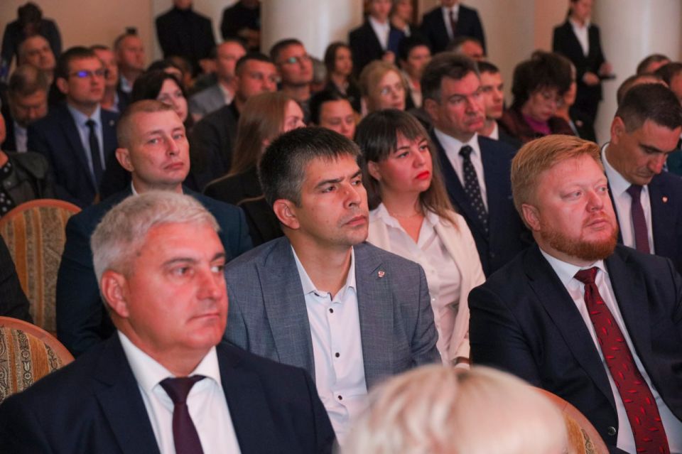 Денис Мирошниченко выступил с докладом на форуме «Интеграция Луганской Народной Республики: результаты и новые вызовы» Денис Мирошниченко выступил с докладом на форуме «Интеграция Луганской Народной Республики: результаты и новые вызовы»