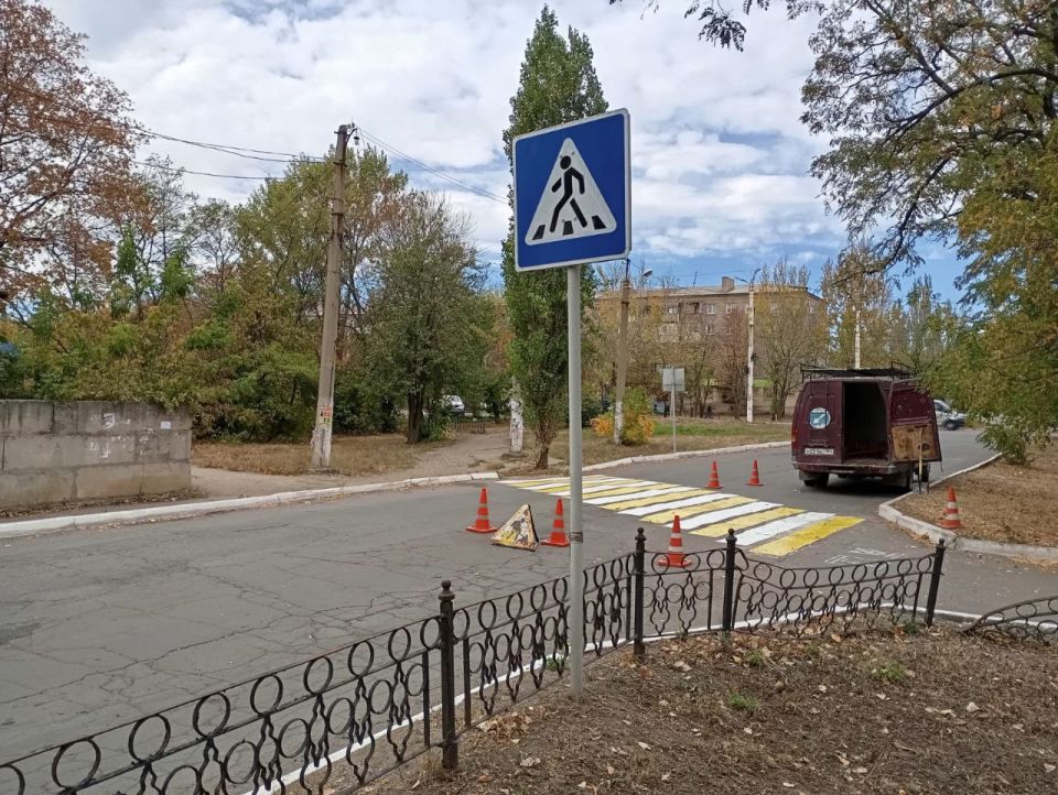 Сегодня в Стаханове продолжается работа по благоустройству и наведению порядка Сегодня в Стаханове продолжается работа по благоустройству и наведению порядка