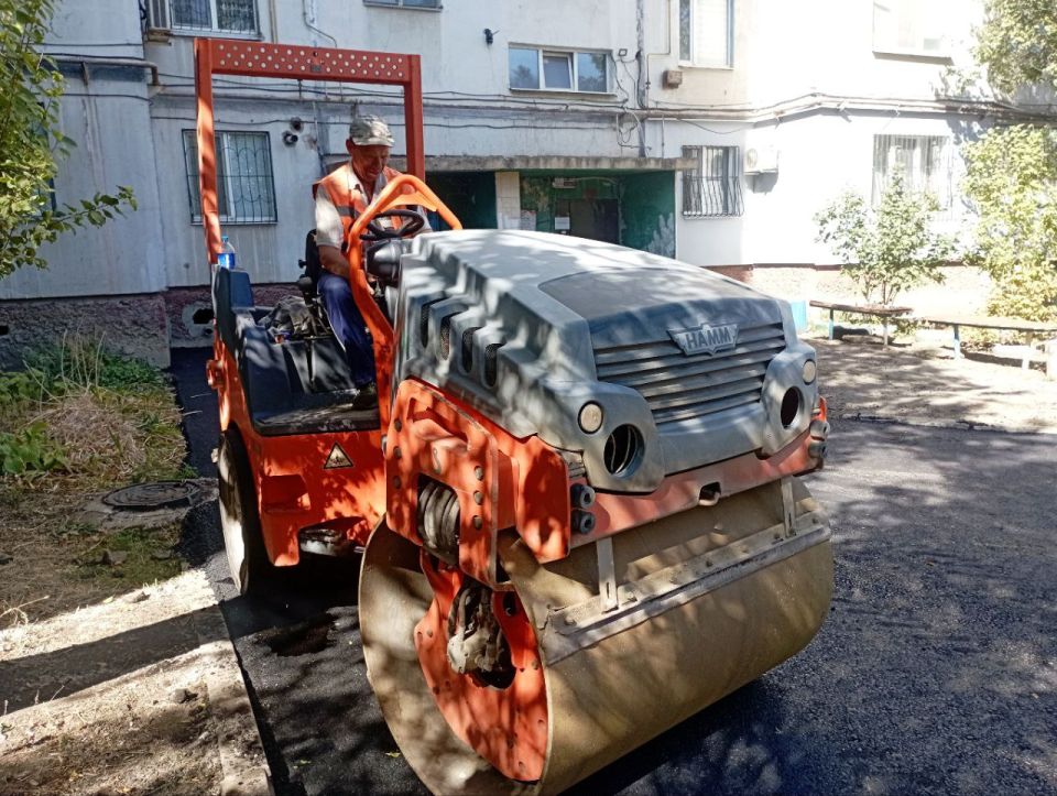 Яна Пащенко: В Луганске продолжается ремонт внутриквартальных дорог, которые пришли в негодность Яна Пащенко: В Луганске продолжается ремонт внутриквартальных дорог, которые пришли в негодность