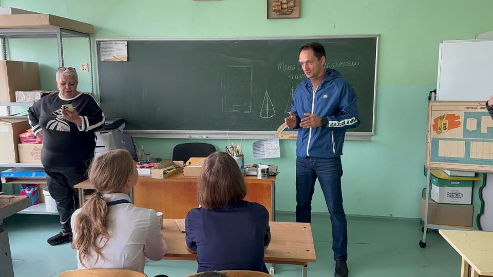 В Луганске и Первомайске для бойцов СВО сделали окопные свечи, охотничьи спички и ватные диски для розжига сырых дров В Луганске и Первомайске для бойцов СВО сделали окопные свечи, охотничьи спички и ватные диски для розжига сырых дров