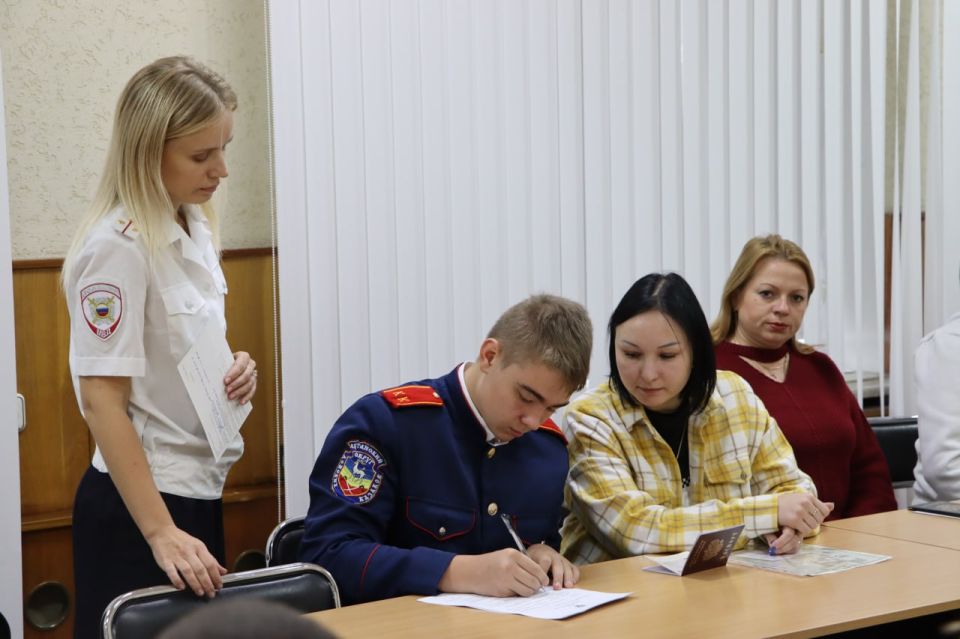 В Стаханове 14 юных жителей получили первые паспорта В Стаханове 14 юных жителей получили первые паспорта