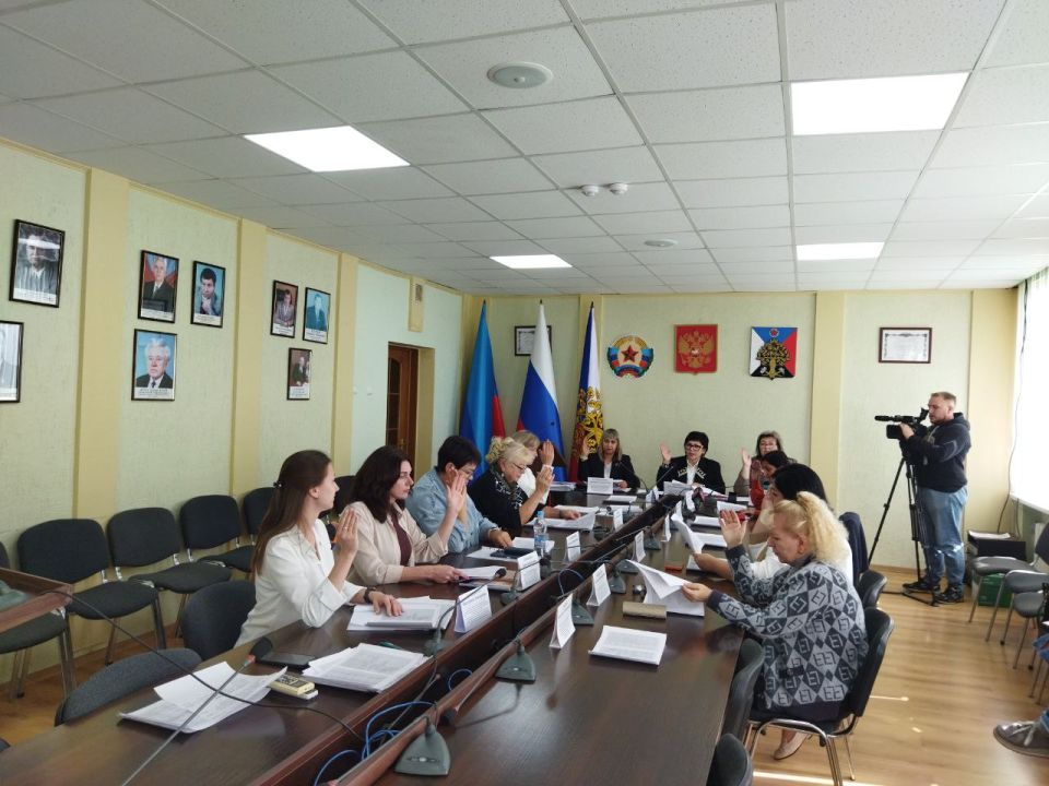 Сегодня в Администрации городского округа город Ровеньки состоялось заседание городской комиссии по делам несовершеннолетних и защите их прав Сегодня в Администрации городского округа город Ровеньки состоялось заседание городской комиссии по делам несовершеннолетних и защите их прав