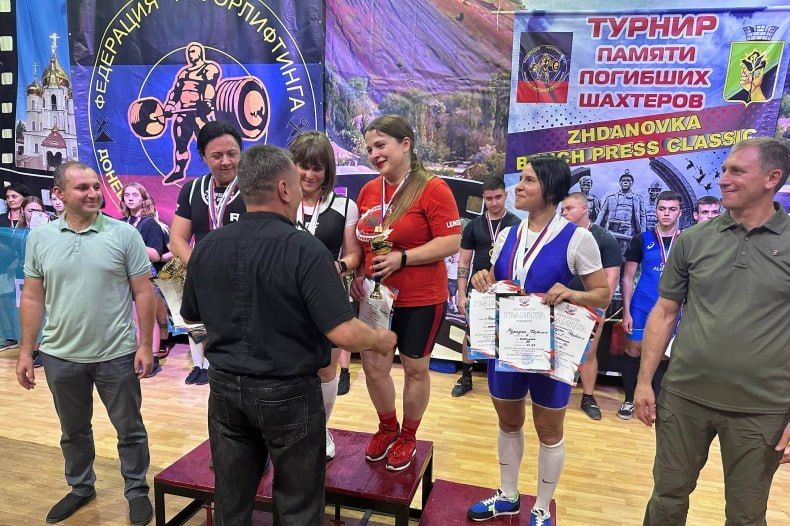Женская команда ГБУ ЛНР «Спорткомплекс «Шахтер» победители турнира по жиму лежа в ДНР Женская команда ГБУ ЛНР «Спорткомплекс «Шахтер» победители турнира по жиму лежа в ДНР