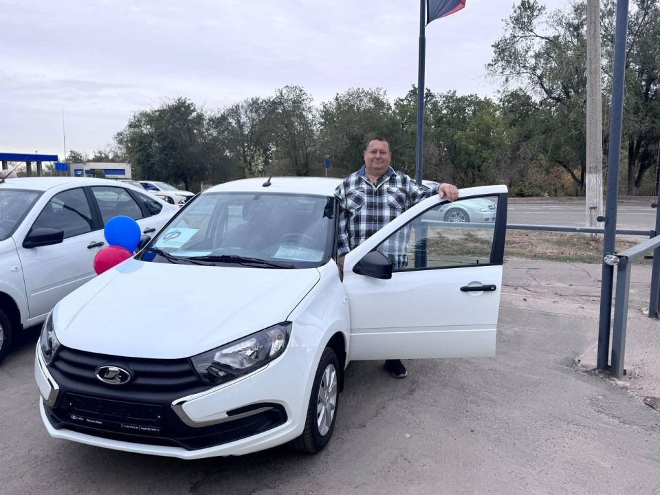 Отделение Соцфонда России по ЛНР вручило шесть автомобилей пострадавшим на производстве Отделение Соцфонда России по ЛНР вручило шесть автомобилей пострадавшим на производстве