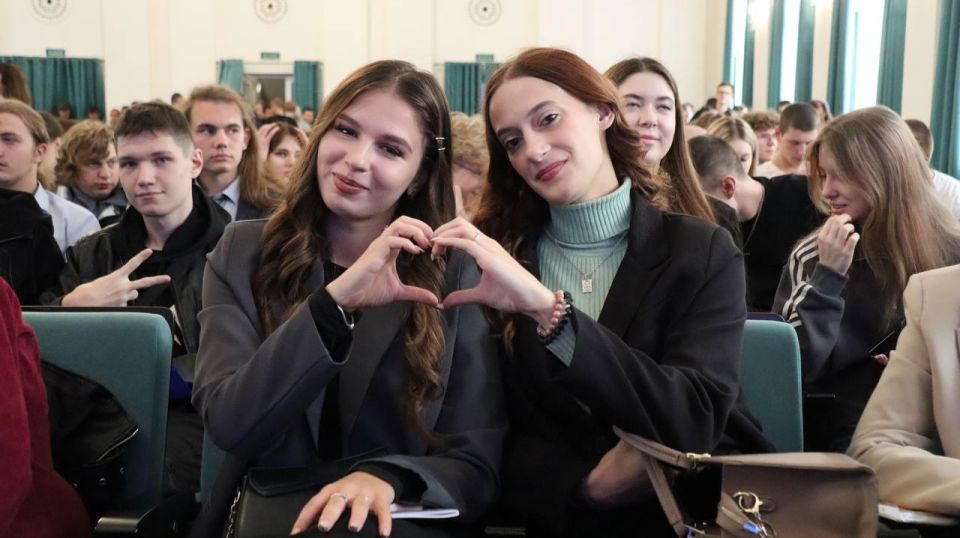Председатель Правительства ЛНР Егор Ковальчук провел в Алчевске прямой диалог со студентами одного из ведущих технических вузов Республики — Донбасского государственного технического университета (ДонГТУ), во встрече приняли... Председатель Правительства ЛНР Егор Ковальчук провел в Алчевске прямой диалог со студентами одного из ведущих технических вузов Республики — Донбасского государственного технического университета (ДонГТУ), во встрече приняли...