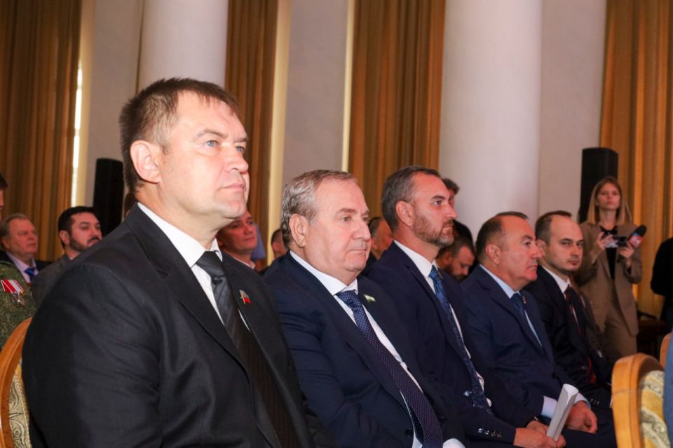 Денис Мирошниченко выступил с докладом на форуме «Интеграция Луганской Народной Республики: результаты и новые вызовы» Денис Мирошниченко выступил с докладом на форуме «Интеграция Луганской Народной Республики: результаты и новые вызовы»