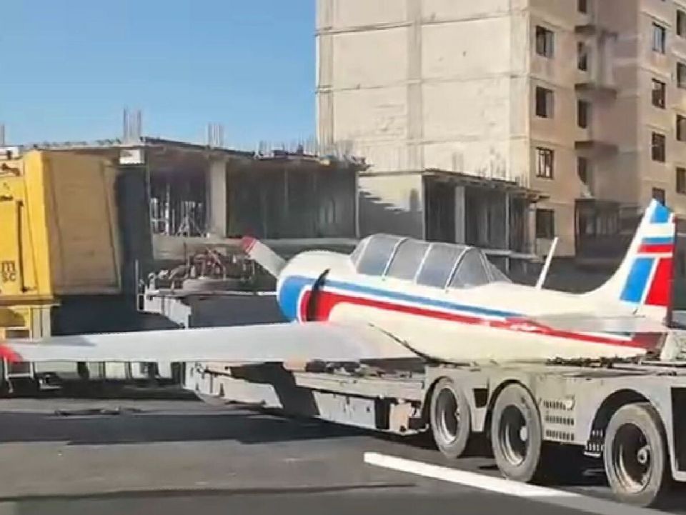 В строящемся ЖК "Авиатор" появился яркий атрибут - самолет В строящемся ЖК "Авиатор" появился яркий атрибут - самолет
