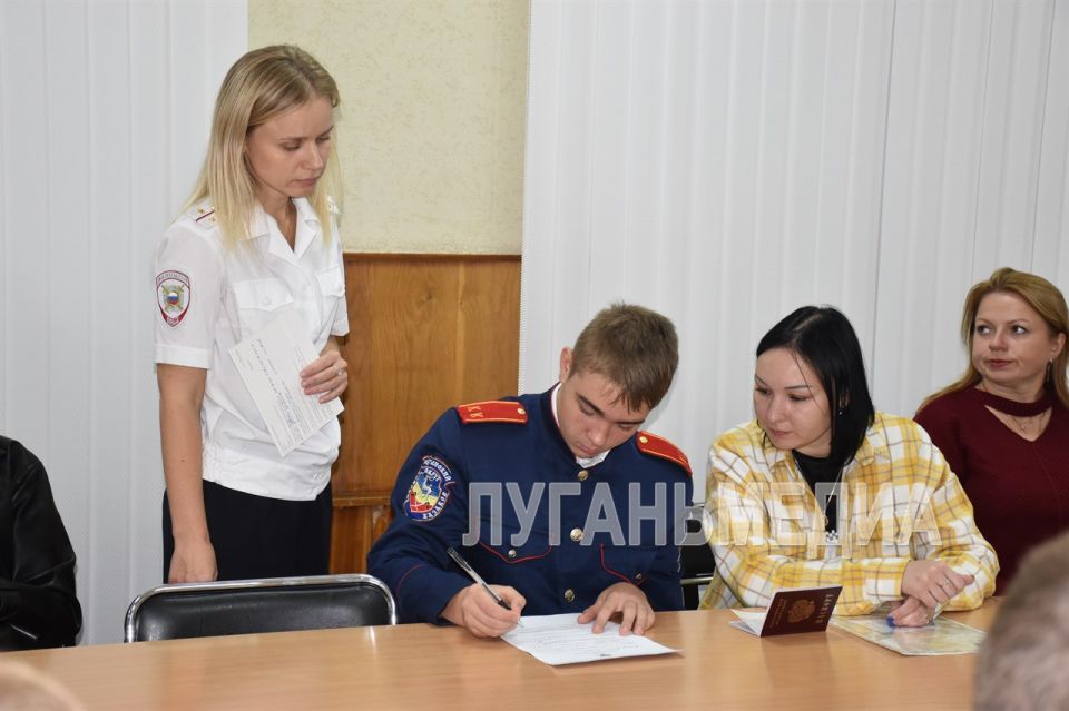 В Стаханове прошла церемония вручения паспортов гражданина Российской Федерации В Стаханове прошла церемония вручения паспортов гражданина Российской Федерации