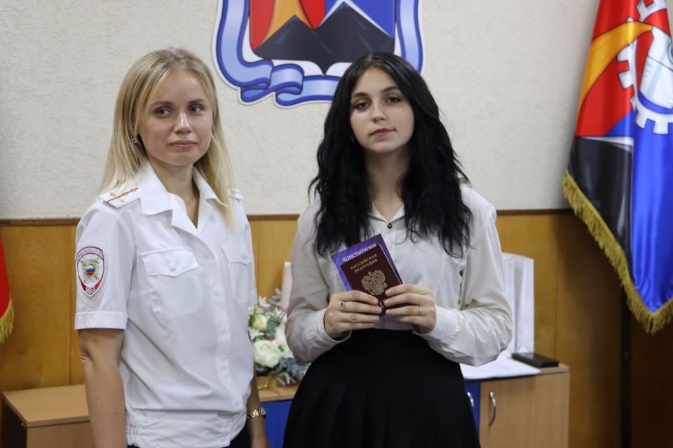 В Стаханове 14 юных жителей получили первые паспорта В Стаханове 14 юных жителей получили первые паспорта