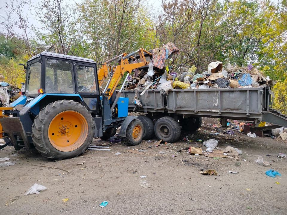 Сегодня в Стаханове продолжается работа по благоустройству и наведению порядка Сегодня в Стаханове продолжается работа по благоустройству и наведению порядка
