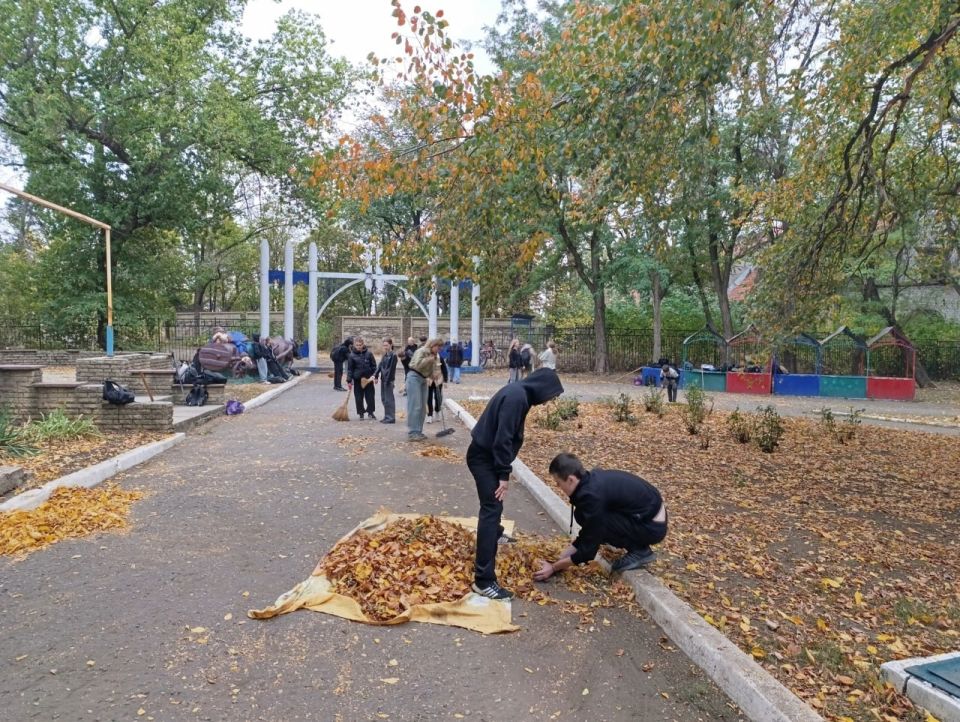 В поселке Краснодон провели субботник В поселке Краснодон провели субботник