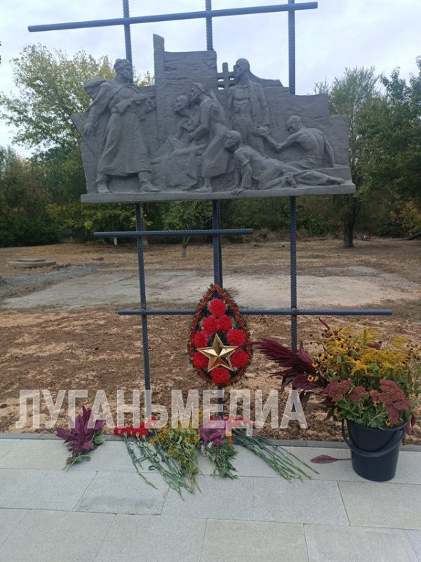 В селе Красная Таловка Станично-Луганского муниципального округа состоялось открытие скульптурного горельефа В селе Красная Таловка Станично-Луганского муниципального округа состоялось открытие скульптурного горельефа
