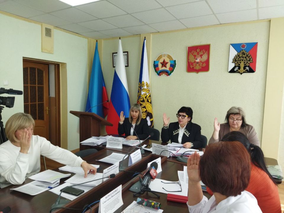 Сегодня в Администрации городского округа город Ровеньки состоялось заседание городской комиссии по делам несовершеннолетних и защите их прав Сегодня в Администрации городского округа город Ровеньки состоялось заседание городской комиссии по делам несовершеннолетних и защите их прав