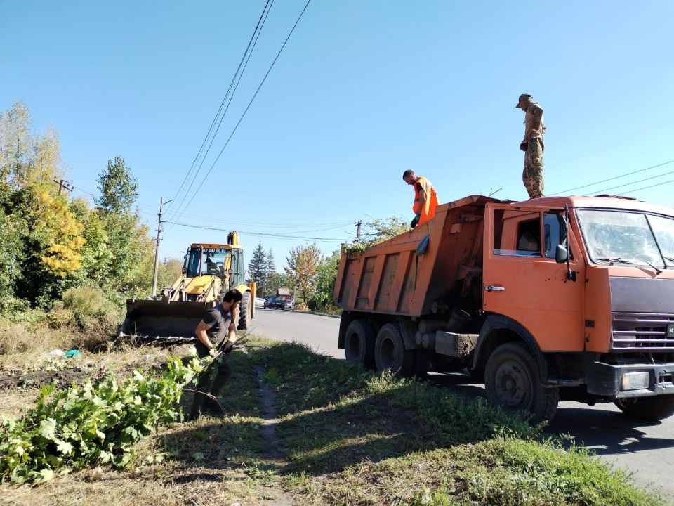 В Ровеньках расчистили улицы и обочины дорог В Ровеньках расчистили улицы и обочины дорог