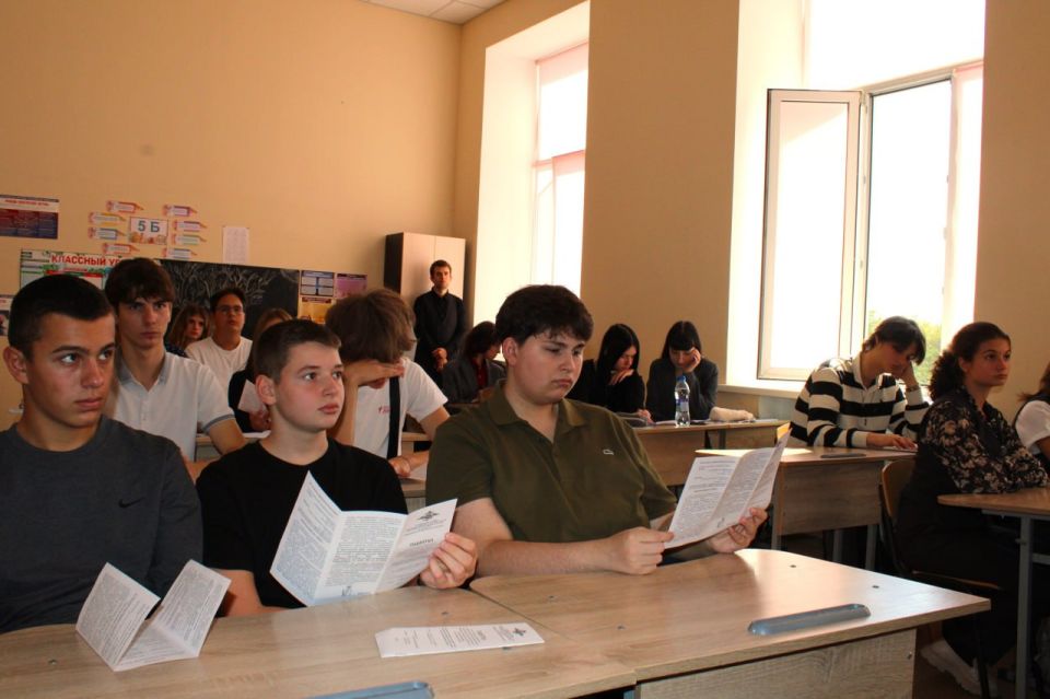 Транспортные полицейские Запорожья провели агитационную лекцию для учащихся 10-11 классов Транспортные полицейские Запорожья провели агитационную лекцию для учащихся 10-11 классов