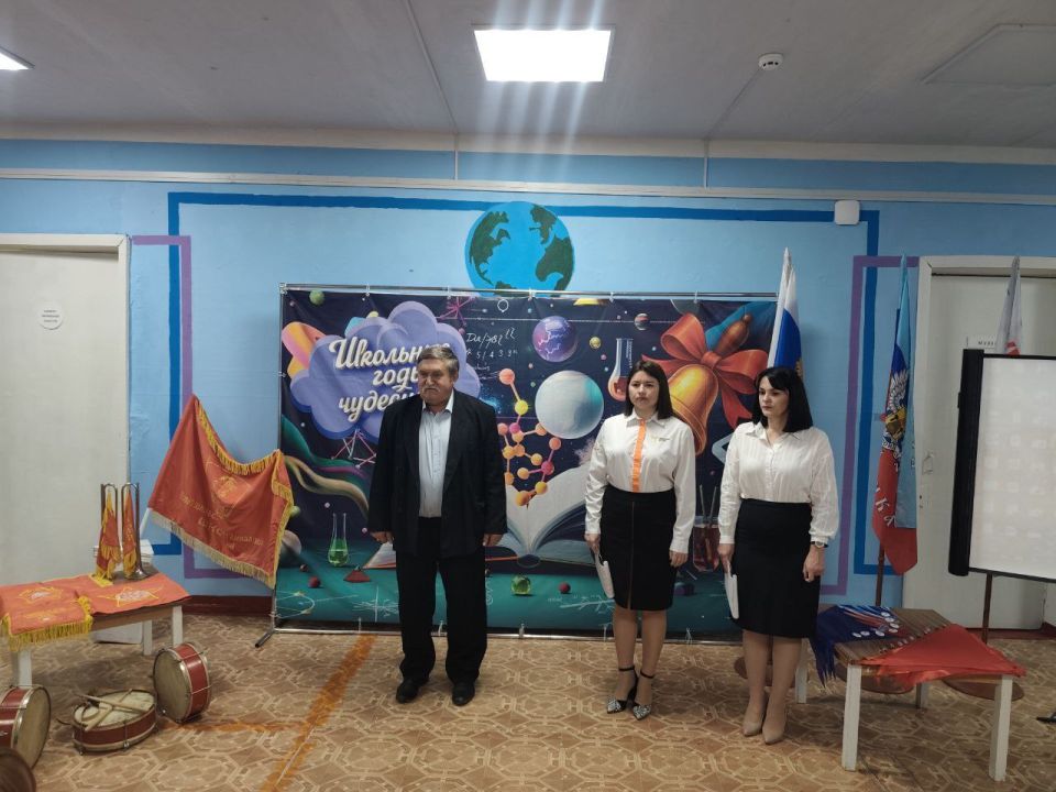 В ГБОУ ЛНР "Зелековский УВК" прошло торжественное посвящение в пионеры обучающихся 5-9 классов В ГБОУ ЛНР "Зелековский УВК" прошло торжественное посвящение в пионеры обучающихся 5-9 классов