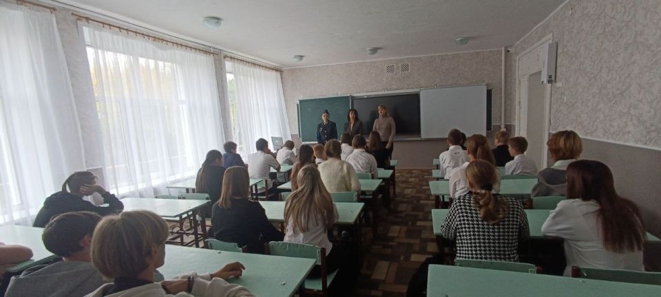 Сегодня учащиеся Ровеньковской школы № 6 им. О.В. Анащенко встретились со специалистом отдела культуры, спорта и молодёжной политики и сотрудником Уголовно-исполнительной инспекции Сегодня учащиеся Ровеньковской школы № 6 им. О.В. Анащенко встретились со специалистом отдела культуры, спорта и молодёжной политики и сотрудником Уголовно-исполнительной инспекции