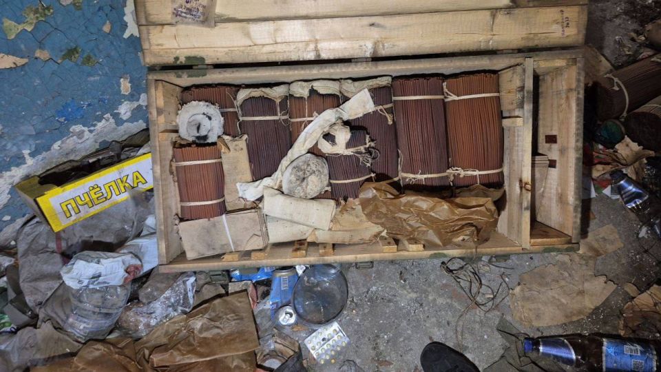 В Перевальском округе обнаружен схрон с боеприпасами иностранного производства В Перевальском округе обнаружен схрон с боеприпасами иностранного производства