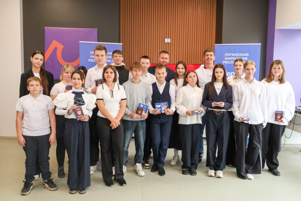 Денис Мирошниченко принял участие в торжественной церемонии выдачи первых паспортов луганским школьникам Денис Мирошниченко принял участие в торжественной церемонии выдачи первых паспортов луганским школьникам