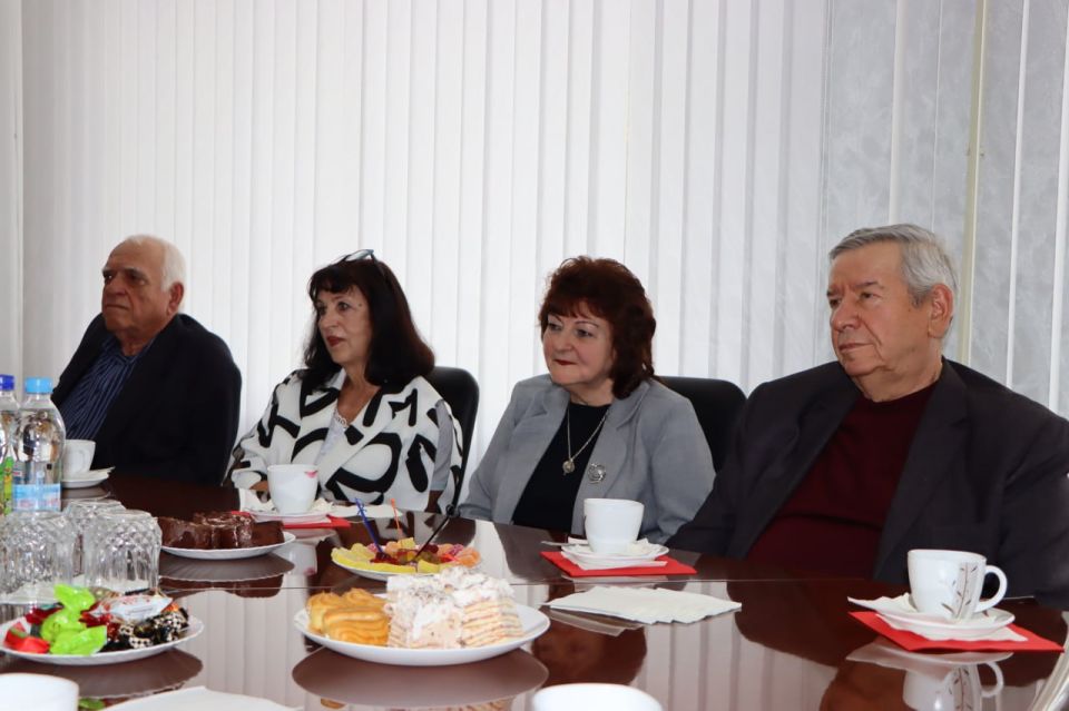 Евгений Бондарь: В преддверии Дня города Лутугино и 3-й годовщины воссоединения Донбасса и Новороссии с Российской Федерацией встретился с представителями различных сфер деятельности Лутугинщины Евгений Бондарь: В преддверии Дня города Лутугино и 3-й годовщины воссоединения Донбасса и Новороссии с Российской Федерацией встретился с представителями различных сфер деятельности Лутугинщины