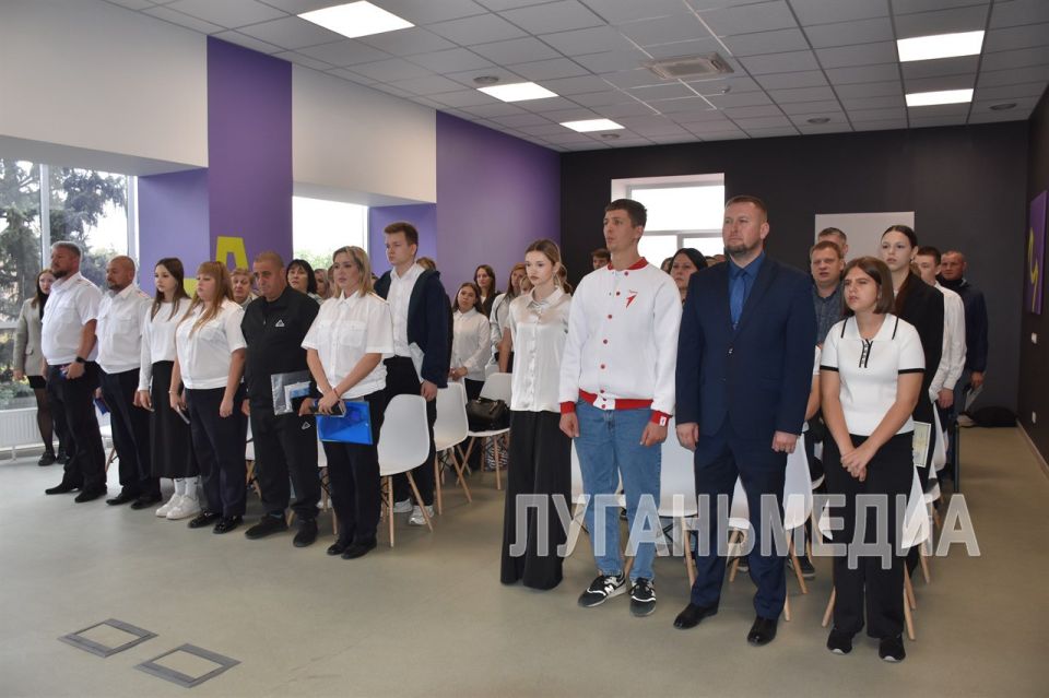 В Луганске молодым людям торжественно вручили первые паспорта В Луганске молодым людям торжественно вручили первые паспорта