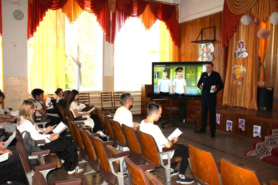 Транспортные полицейские Запорожья провели агитационную лекцию для учащихся 10-11 классов Транспортные полицейские Запорожья провели агитационную лекцию для учащихся 10-11 классов