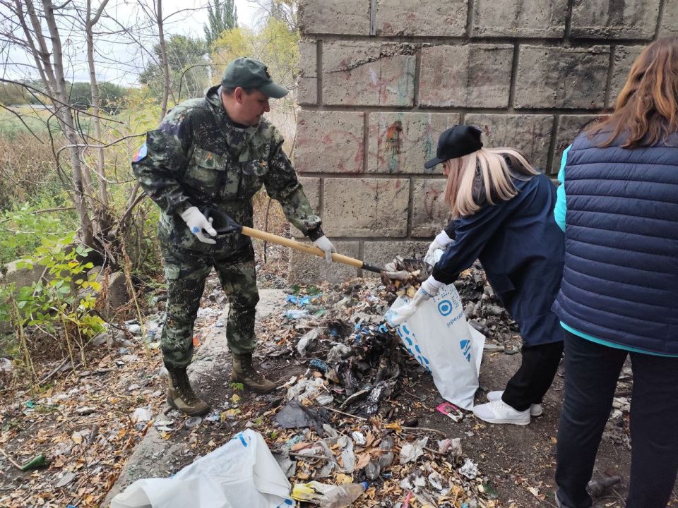 В рамках Всероссийской акции «Вода России» Минприроды ЛНР провело мероприятие по уборке прибрежной полосы реки Лугань В рамках Всероссийской акции «Вода России» Минприроды ЛНР провело мероприятие по уборке прибрежной полосы реки Лугань