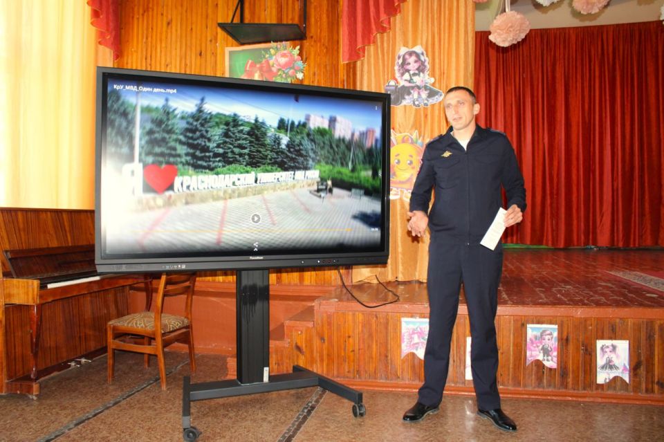 Транспортные полицейские Запорожья провели агитационную лекцию для учащихся 10-11 классов Транспортные полицейские Запорожья провели агитационную лекцию для учащихся 10-11 классов