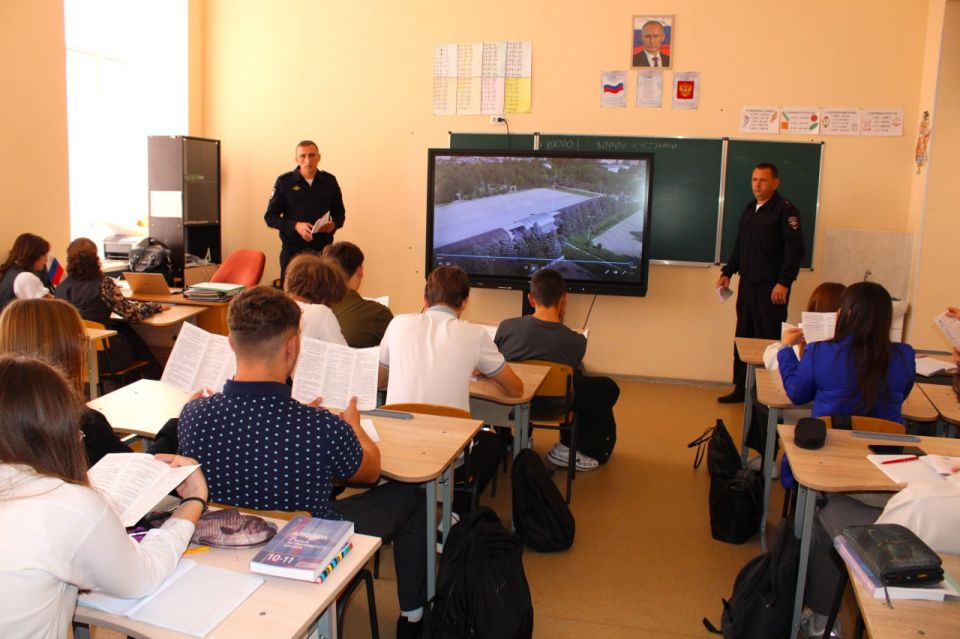 Транспортные полицейские Запорожья провели агитационную лекцию для учащихся 10-11 классов Транспортные полицейские Запорожья провели агитационную лекцию для учащихся 10-11 классов