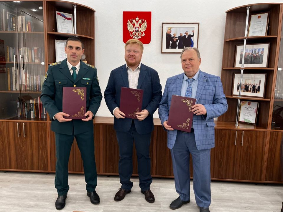 Иван Кусов: Хорошее начало дня. Подписали соглашение о взаимодействии с Луганской таможней и ЛГУ имени В.Даля в части профориентации и работы профильных классов Иван Кусов: Хорошее начало дня. Подписали соглашение о взаимодействии с Луганской таможней и ЛГУ имени В.Даля в части профориентации и работы профильных классов
