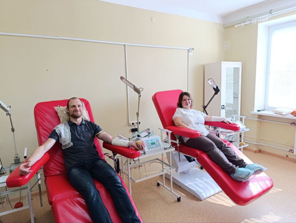 По всей ЛНР жители сдают кровь «Zа наших» По всей ЛНР жители сдают кровь «Zа наших»