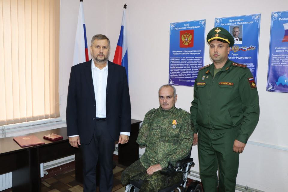 Евгений Бондарь: В преддверии Дня воссоединения Луганской и Донецкой Народных Республик, Запорожской и Херсонской областей с Россией, Дня города Лутугино совместно с военным комиссаром Лутугинского района Владимиром Петренко... Евгений Бондарь: В преддверии Дня воссоединения Луганской и Донецкой Народных Республик, Запорожской и Херсонской областей с Россией, Дня города Лутугино совместно с военным комиссаром Лутугинского района Владимиром Петренко...
