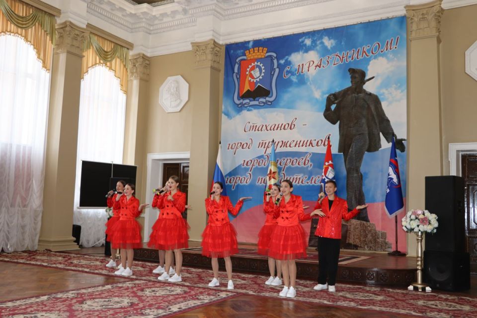 Наталия Жулинская: Стахановскому вагоностроительному заводу – 60! Наталия Жулинская: Стахановскому вагоностроительному заводу – 60!