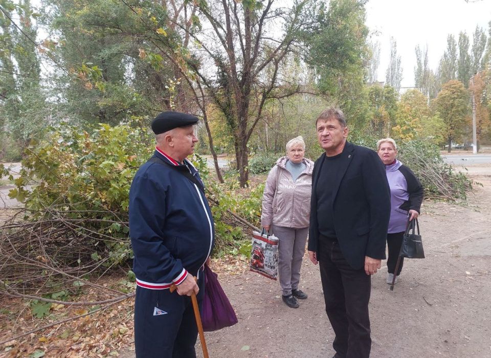 Председатель Совета городского округа проинспектировал ход работ по благоустройству внутриквартальных дворов, в том числе - по ул. Гмыри, 8 Председатель Совета городского округа проинспектировал ход работ по благоустройству внутриквартальных дворов, в том числе - по ул. Гмыри, 8