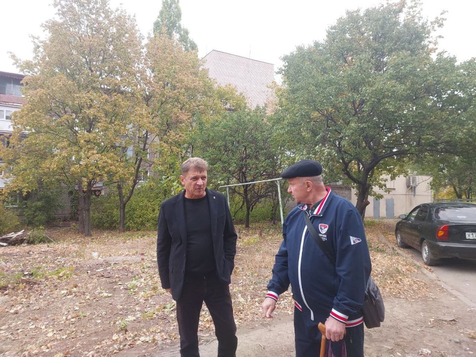 Председатель Совета городского округа проинспектировал ход работ по благоустройству внутриквартальных дворов, в том числе - по ул. Гмыри, 8 Председатель Совета городского округа проинспектировал ход работ по благоустройству внутриквартальных дворов, в том числе - по ул. Гмыри, 8